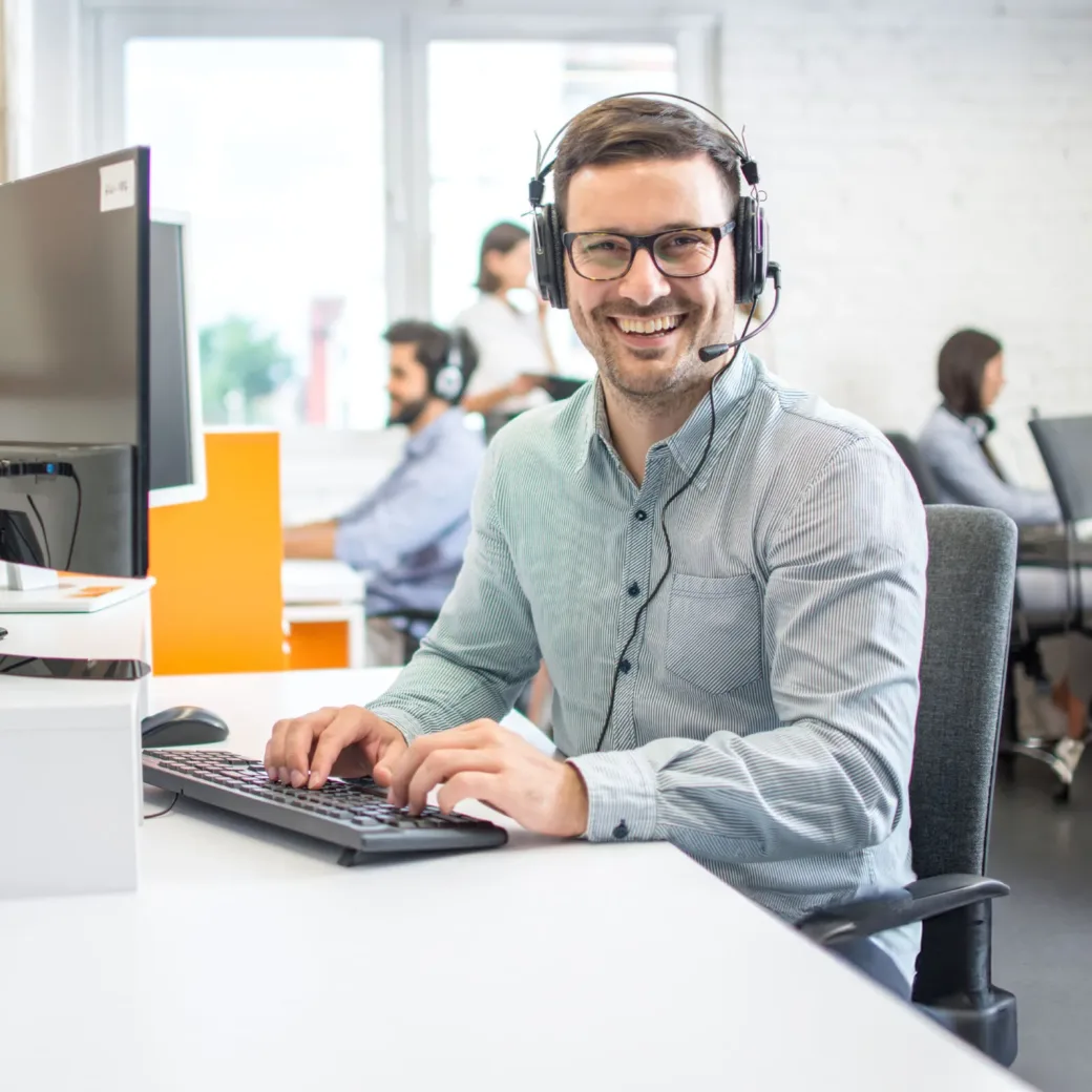 Geschulter Telefonist mit Headset im professionellen Vertriebsgespräch